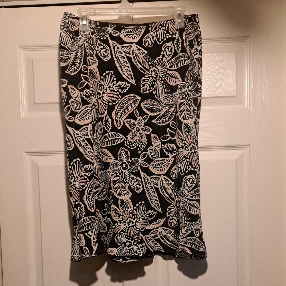 Chic Black and White Floral Pencil Skirt